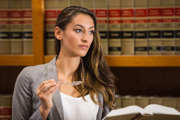 Güzel avukat hukuk kütüphanede okuma — Stok fotoğraf
