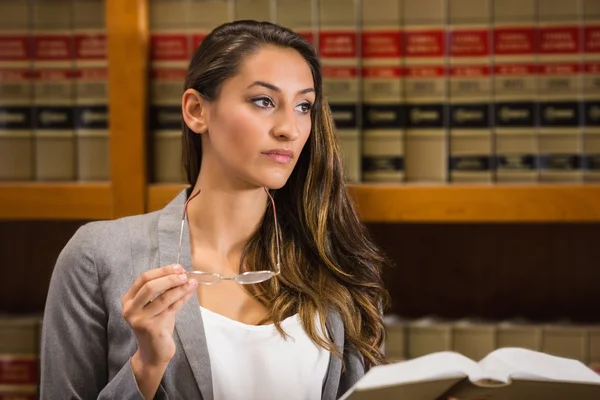 Un buen abogado leyendo en la biblioteca de abogados — Foto de Stock