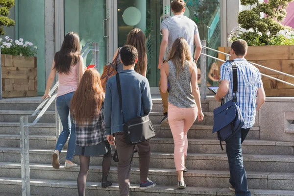 Glada studenter promenader och chatta utanför — Stockfoto