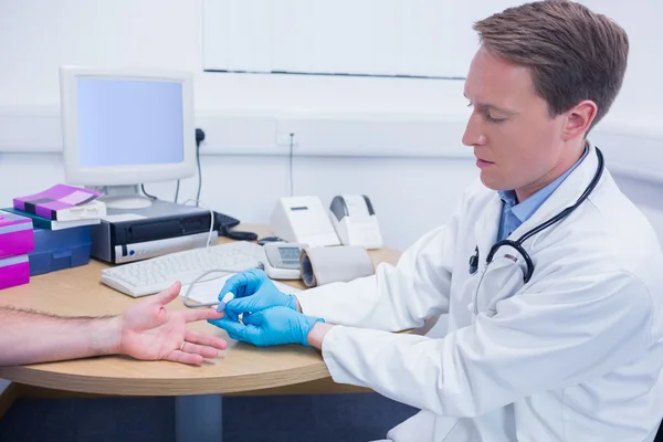 Doctor testing his patients blood — Stock Photo, Image