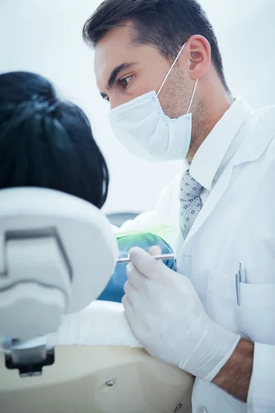 Dentista masculino examinando os dentes das mulheres — Fotografia de Stock