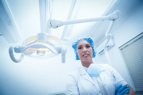 Retrato de dentista femenina grave — Foto de Stock