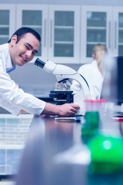 Science student working with microscope in the lab — Stock Photo, Image