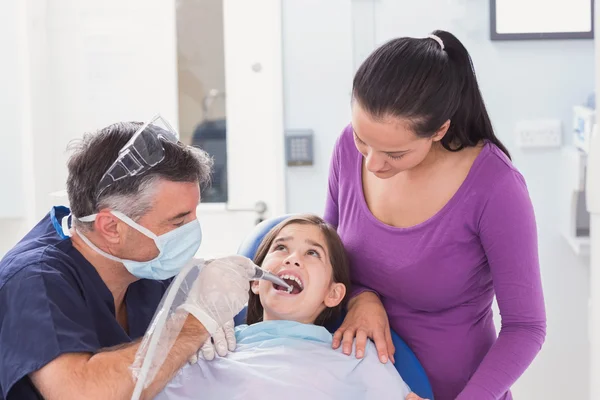 Dentista examinando paciente joven — Foto de Stock