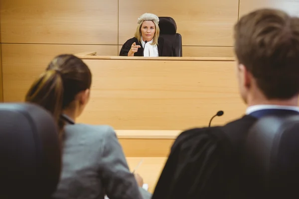 Суддя розмовляє з адвокатами для прийняття рішення — стокове фото