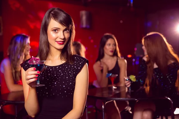 Mooie brunette drinken een cocktail — Stockfoto