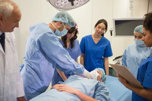 Läkarstuderande lärande från professor — Stockfoto