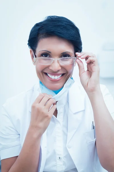 Dentista femenina confiada sonriendo —  Fotos de Stock