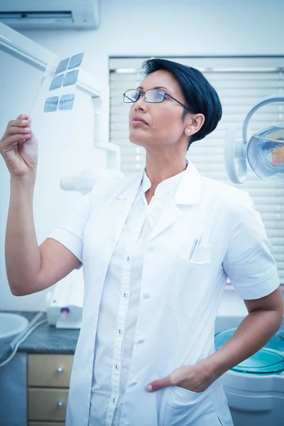 Female dentist looking at x-ray — Stock Photo, Image