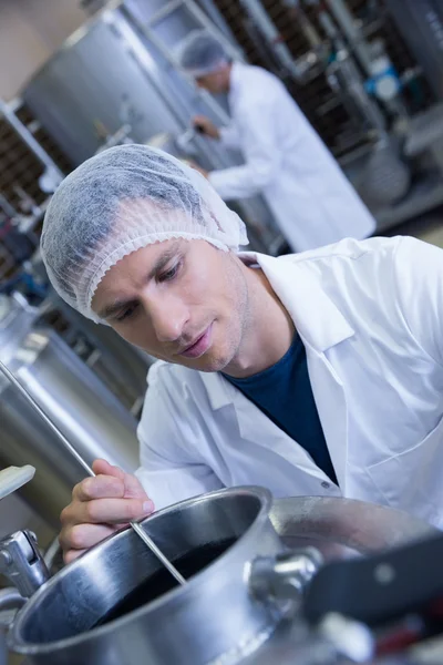 Close up van een man dragen van een haar netto — Stockfoto