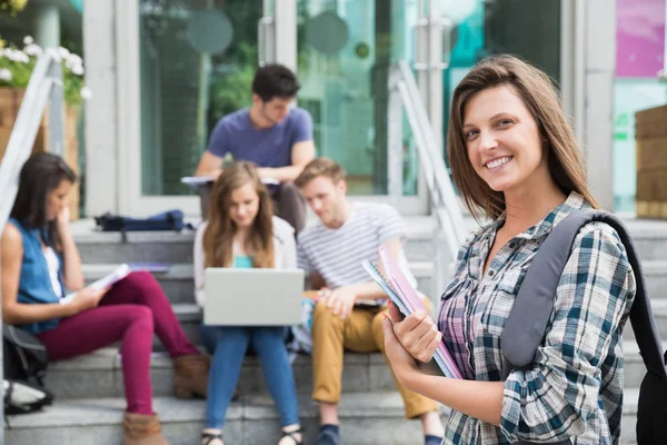 Mooie student glimlachen op camera buiten — Stockfoto