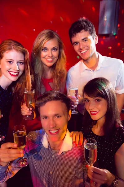 Glückliche Freunde bei einem gemeinsamen Abend — Stockfoto