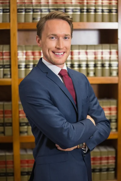 Abogado sonriendo en la biblioteca de abogados —  Fotos de Stock