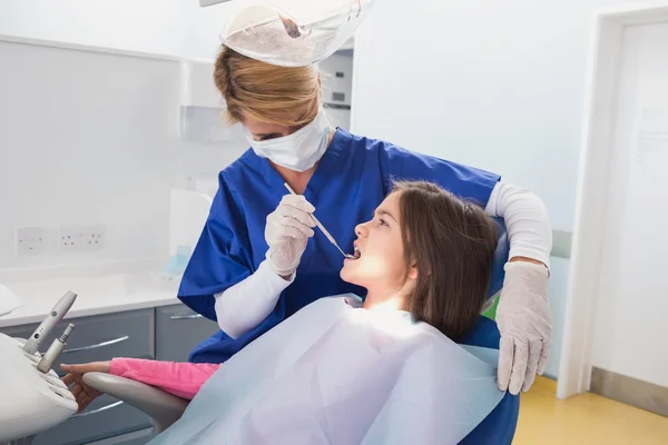 Odontólogo pediátrico examinando a su joven paciente — Foto de Stock