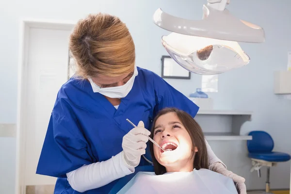 Dentista pediátrico examinando seu jovem paciente — Fotografia de Stock