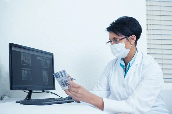 Dentista mirando rayos X por computadora — Foto de Stock