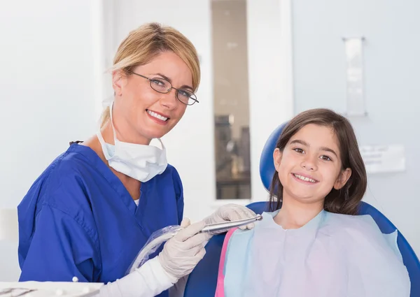 Lachende pediatrische tandarts en jonge patiënt — Stockfoto