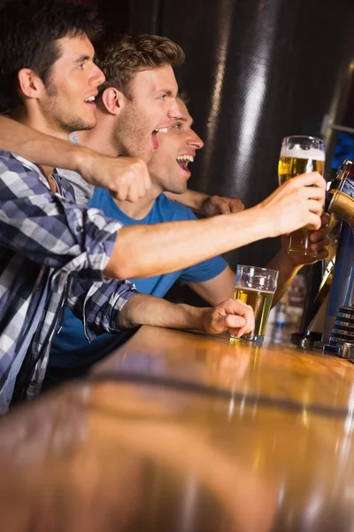 Amigos felices poniéndose al día sobre pintas — Foto de Stock