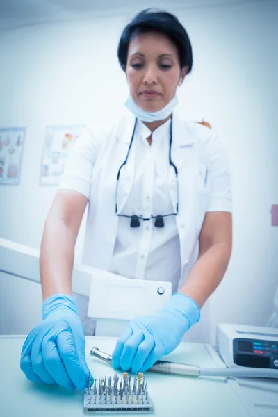 Dentista femenina recogiendo herramientas dentales — Foto de Stock