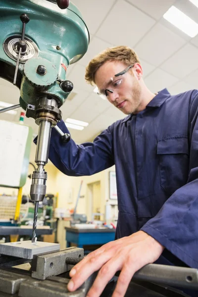 Estudiante de ingeniería usando taladro grande — Foto de Stock