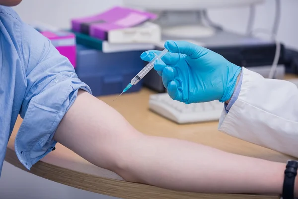 Close up de um médico prestes a dar uma injeção — Fotografia de Stock