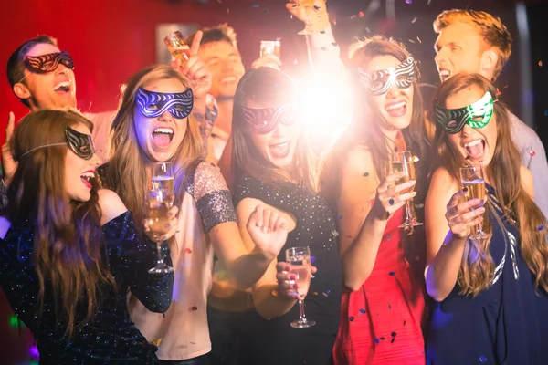 Freunde in Maskenmasken — Stockfoto