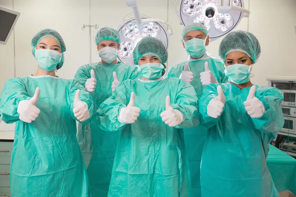 Medical students in operating theater — Stock Photo, Image
