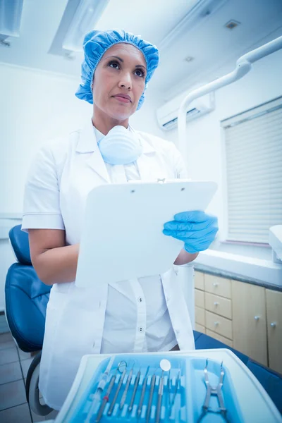 Dentist checking reports — Stock Photo, Image