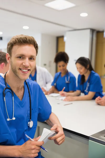 Medisch student glimlachen naar de camera tijdens de les — Stockfoto