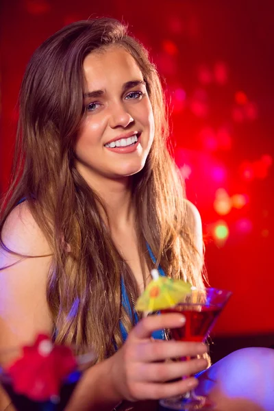Красивая девушка пьет коктейль — стоковое фото