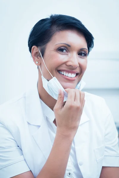 Selbstbewusste Zahnärztin lächelt — Stockfoto