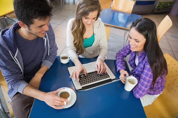Jonge studenten doen toewijzing op laptop samen — Stockfoto