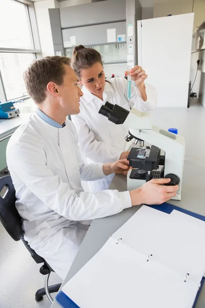 Junge Wissenschaftler arbeiten zusammen — Stockfoto