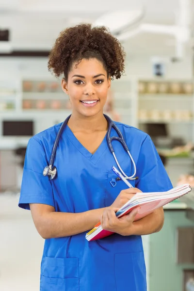 Giovane studente di medicina sorridente alla macchina fotografica — Foto Stock