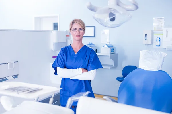 Dentista sorrindo com os braços cruzados — Fotografia de Stock