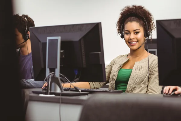 Estudiante con auriculares mirando a la cámara — Foto de Stock