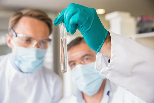 Equipo de científicos trabajando juntos — Foto de Stock