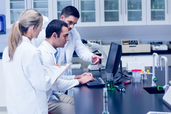 Science students working together in the lab — Stock Photo, Image
