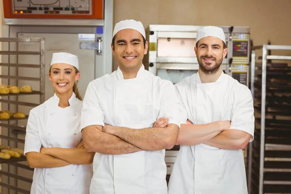 Команда пекарей улыбается в камеру — стоковое фото