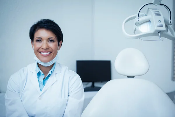 Sorridente giovane dentista femminile — Foto Stock