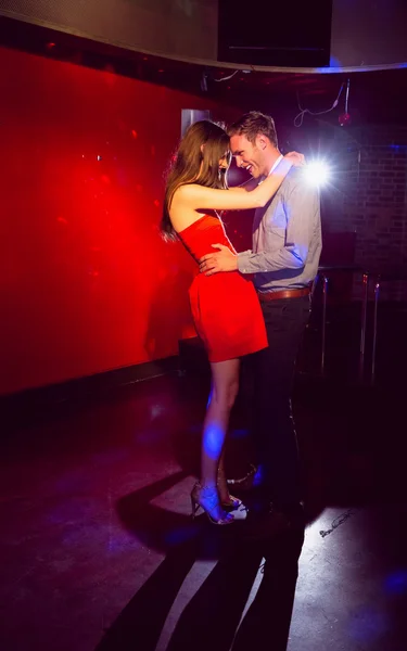 Pasangan manis menari lambat bersama — Stok Foto