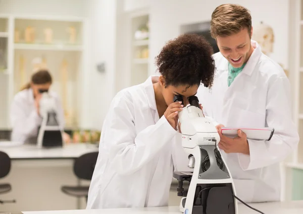 Estudiantes de medicina trabajando con microscopio — Foto de Stock