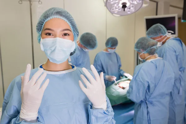 Medical students practicing surgery on model — Stock Photo, Image