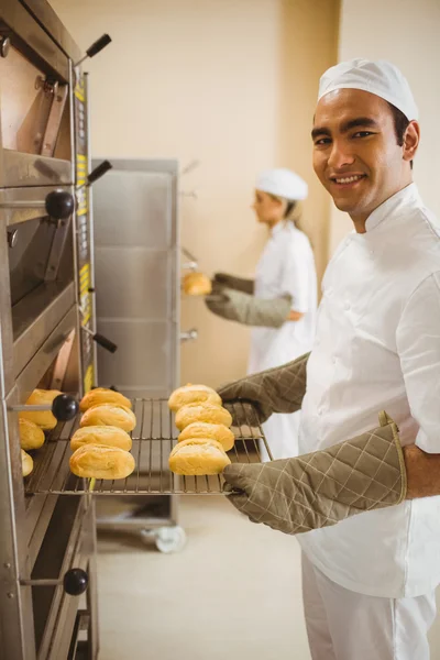 Schöner Bäcker lächelt in die Kamera — Stockfoto