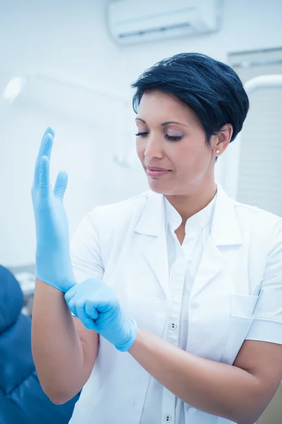 Dentista usando luva cirúrgica — Fotografia de Stock