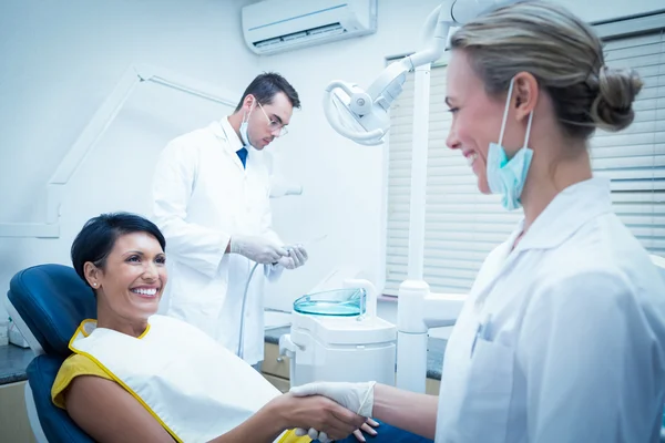 Dentista apertando as mãos — Fotografia de Stock