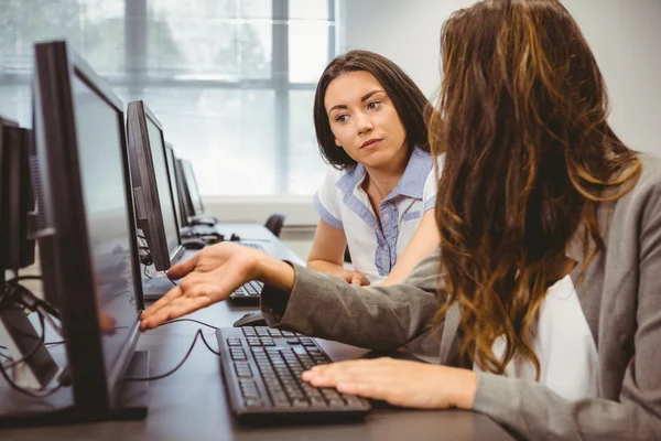 Femmes d'affaires regardant l'écran d'ordinateur — Photo