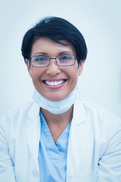Portret van lachende vrouwelijke tandarts — Stockfoto