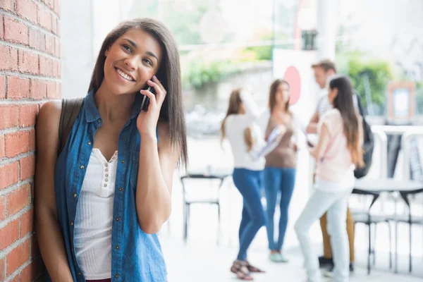 Estudante bonita falando em seu telefone — Fotografia de Stock