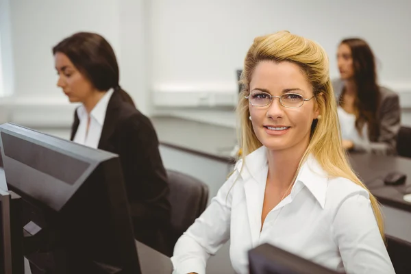 Усміхнена бізнес-леді працює в комп'ютерній кімнаті — стокове фото